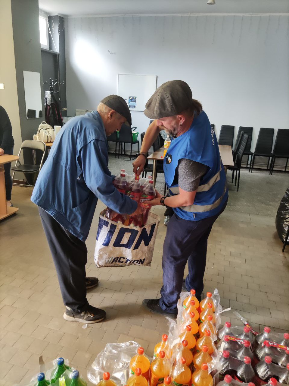 Butelki napojów rozdane